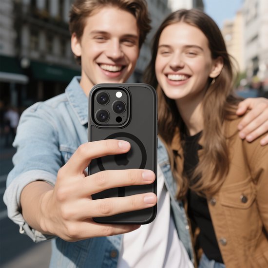 Een man en vrouw maken een selfie met een zwarte hoes om hun telefoon.