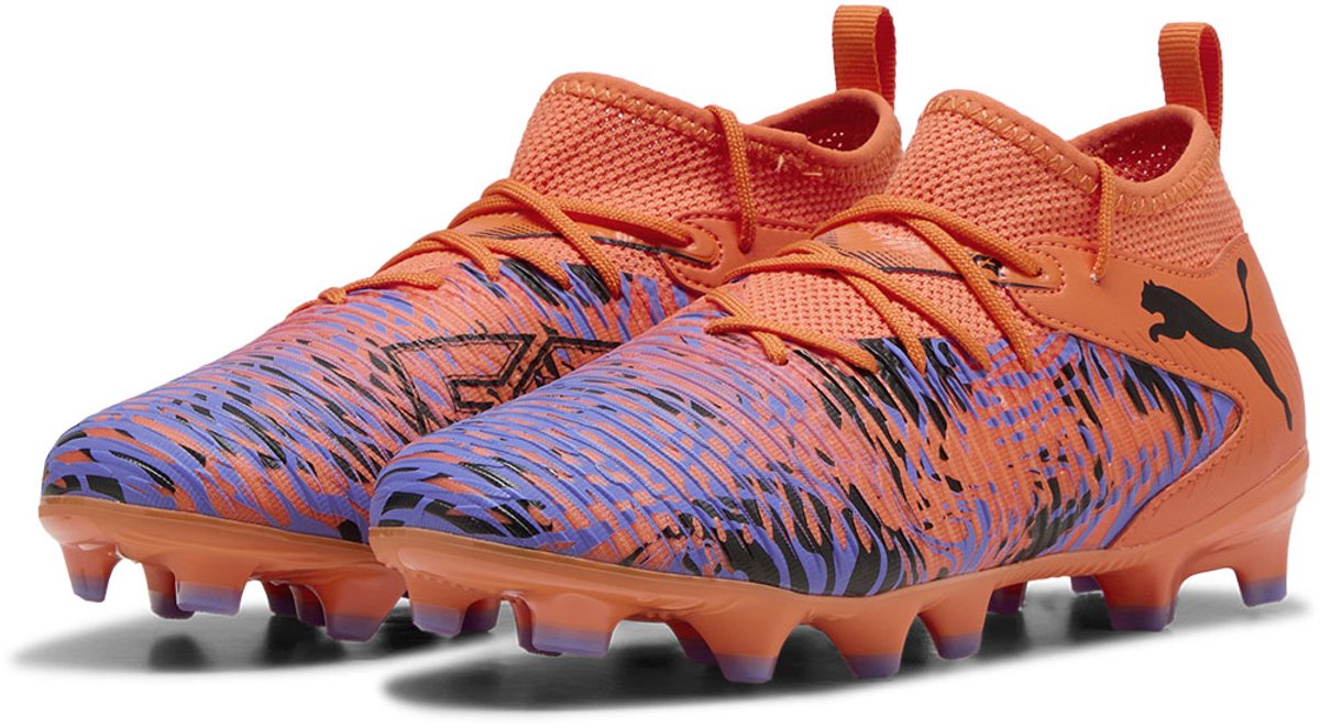 Puma Future 8 Match FG/AG voetbalschoenen in oranje met kleurrijke details en innovatieve noppen voor wendbaarheid.