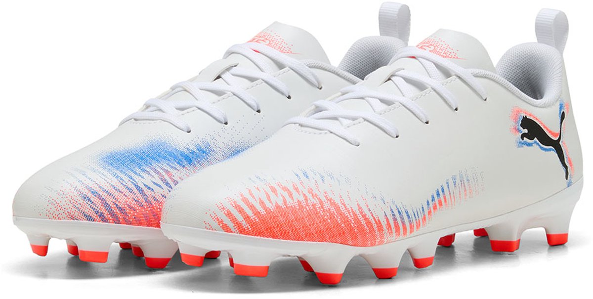 Witte Puma Future 8 Play voetbalschoenen voor kinderen, EU 32 1/2, met kleurrijke details en noppen voor grip.