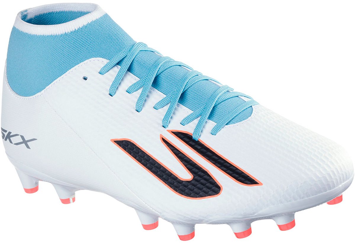 Skechers Academy 252122 Ag voetbalschoenen in wit met blauwe accenten, ontworpen voor comfort en balcontrole.