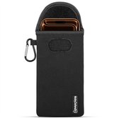 MobyDefend Hoesje - Geschikt voor iPhone 17 Pro Max - Neopreen Pouch Met Karabijnhaak - Insteek - Riemlus - Zwart
