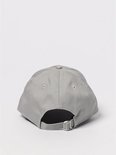 Achterkant van een grijze New Era 9FORTY pet met verstelbare band.