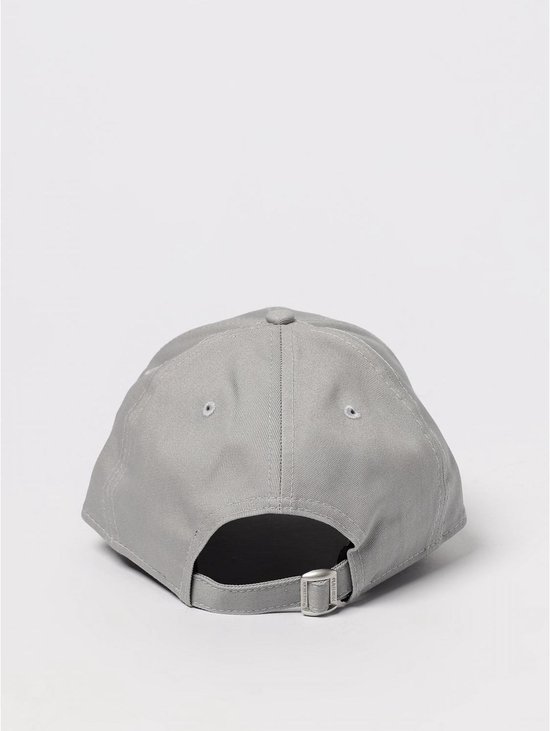 Achterkant van een grijze New Era 9FORTY pet met verstelbare band.