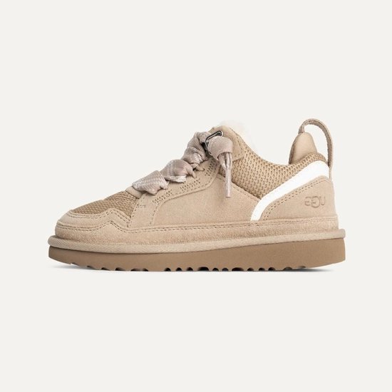 Beige UGG sneaker met bruine zool, schapenwollen voering en stoffen veters met ruitpatroon.