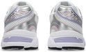 Achterkant van Asics Gel-1130 dames sneakers in wit/zilver/paars. Zilveren en paarse details op de hiel.