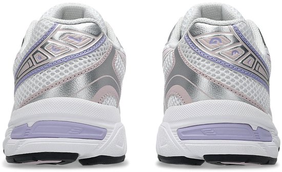 Achterkant van Asics Gel-1130 dames sneakers in wit/zilver/paars. Zilveren en paarse details op de hiel.