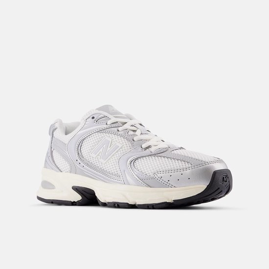 New Balance U530 sneaker in zilver metallic met witte mesh panelen en crèmekleurige zool.