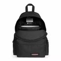 Zwarte Eastpak rugzak, open met laptopvak en label.