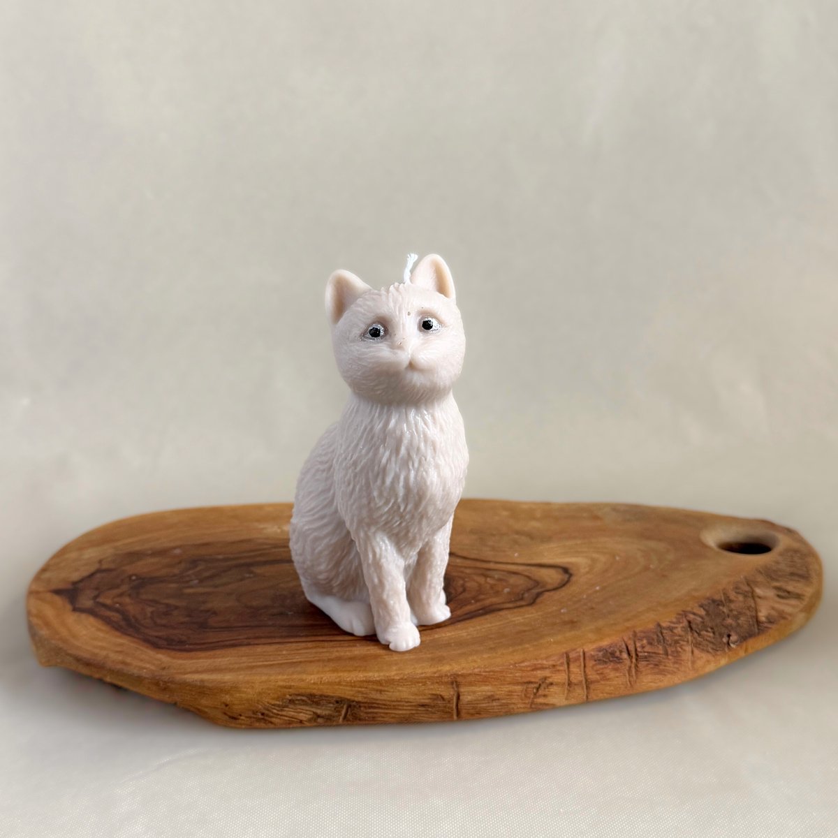 Kat kaars – Decoratieve beige kat kaars – Decoratief dierenbeeldje- duurzaam & stijlvol - Sinterklaas klein cadeau idee