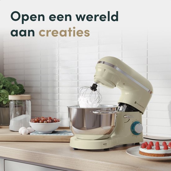 Crème keukenmachine met RVS mengkom en garde, maakt schuim, op een aanrecht met ingrediënten.