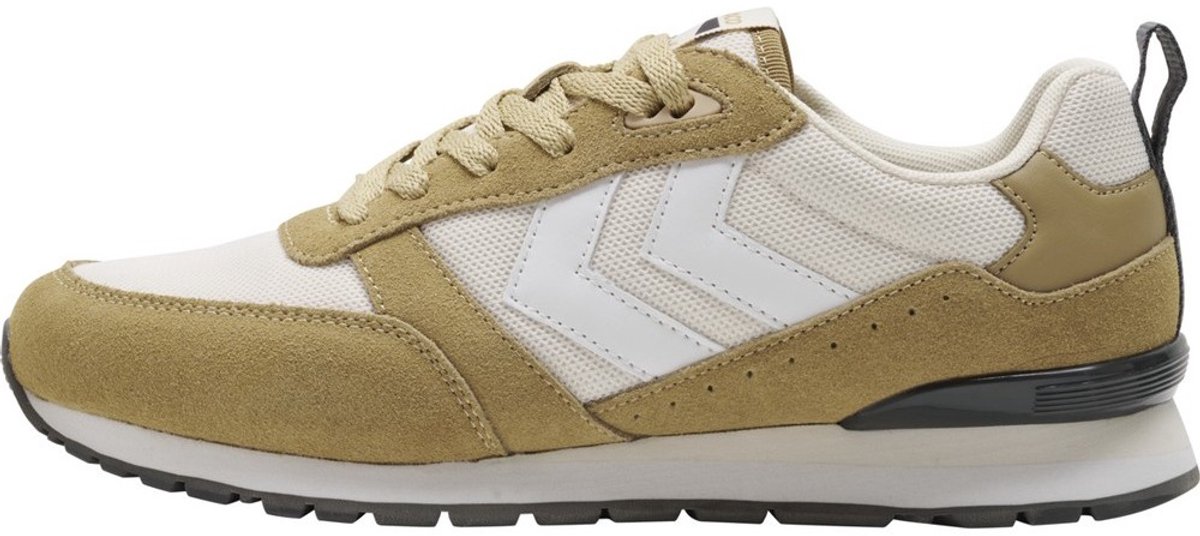 Hummel Monaco 86 sneakers in beige en wit, met een platte zool en een sportieve uitstraling voor heren en dames.