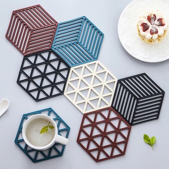 Zes hexagonale onderzetters in bruin, blauw, zwart, crème en antraciet met gestreept of driehoekig rasterpatroon.
