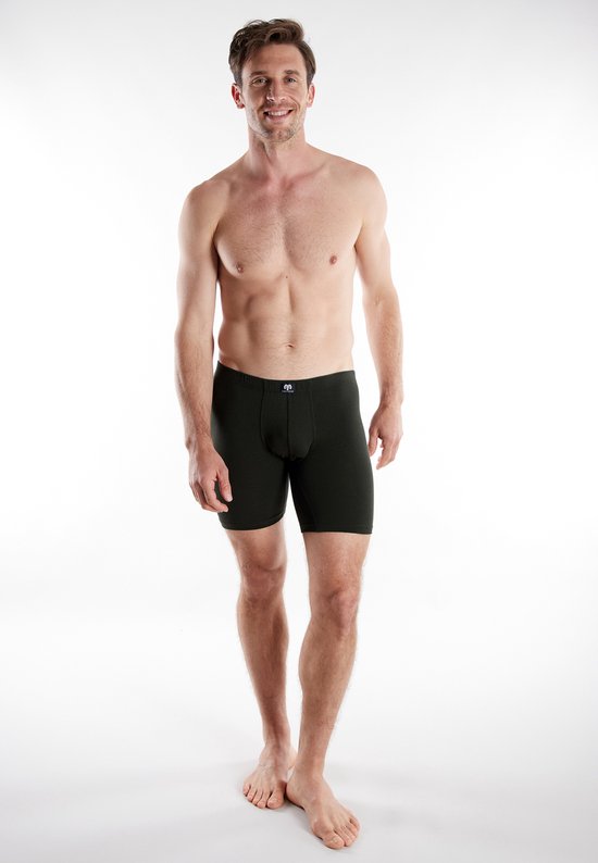 Man van voren gezien, draagt een donkergroene, lange boxer.