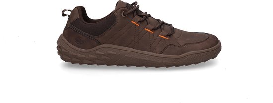 Sneaker marron, le côté montre le laçage et les surpiqûres orange.
