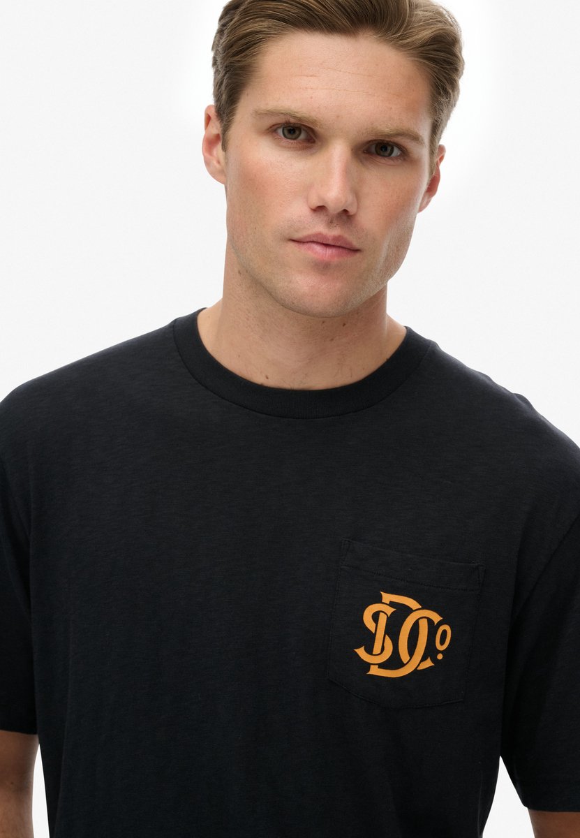 Superdry T-shirt Merchant Graphic Tee M1012288a Manor House Mannen Zwart