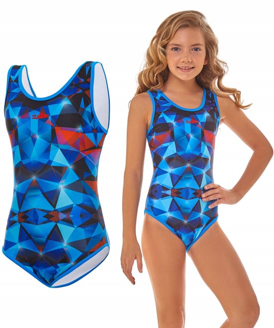Meisjes badpak met geometrisch patroon in blauw, rood en zwart. Een model draagt het badpak.