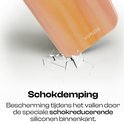 Een oranje/roze ombré telefoonhoesje dat valt op gebroken glas, met de tekst "Schokdemping Bescherming tijdens het vallen door de speciale schokreducerende siliconen binnenkant.".