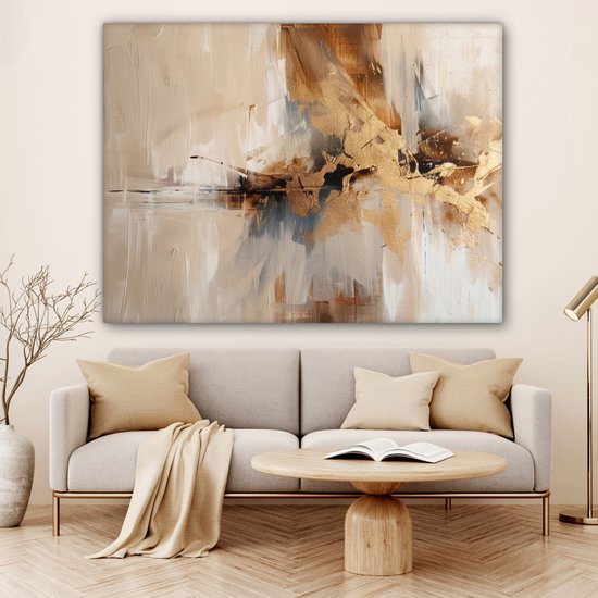 Een abstract doek in bruin- en beigetinten met gouden accenten, hangend boven een bank in een woonkamer.