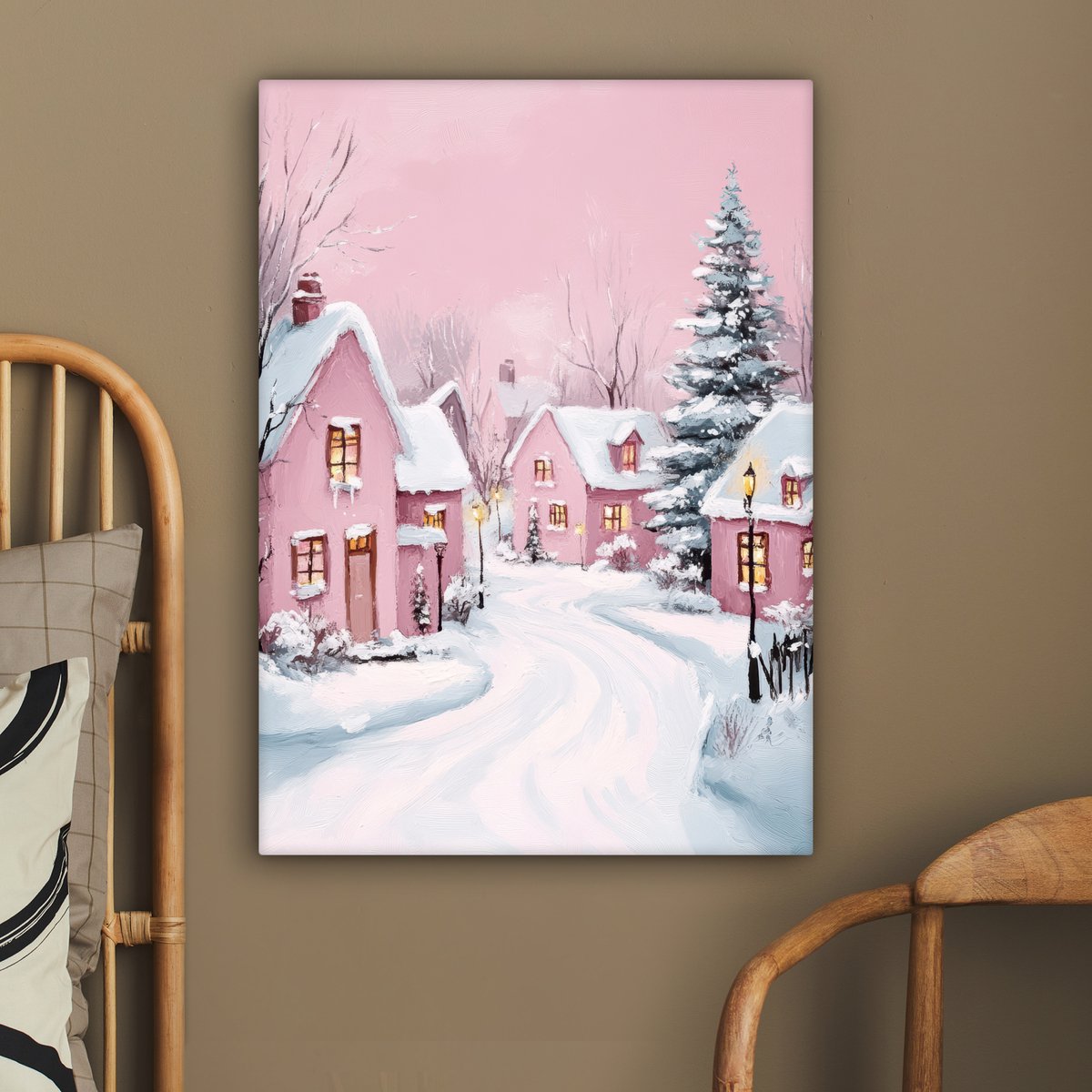 Canvas schilderij 60x80 cm - Wanddecoratie Kerstdorp - Roze - Winter - Sneeuw - Huizen - Muurdecoratie woonkamer - Slaapkamer decoratie - Kamer accessoires - Schilderijen op canvas - Kerstdecoratie voor binnen - Kerstversiering - Kerstmis versiering – foto 6