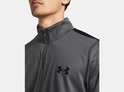Grijs trainingsjack met zwarte strepen op de mouwen en een zwart Under Armour logo.