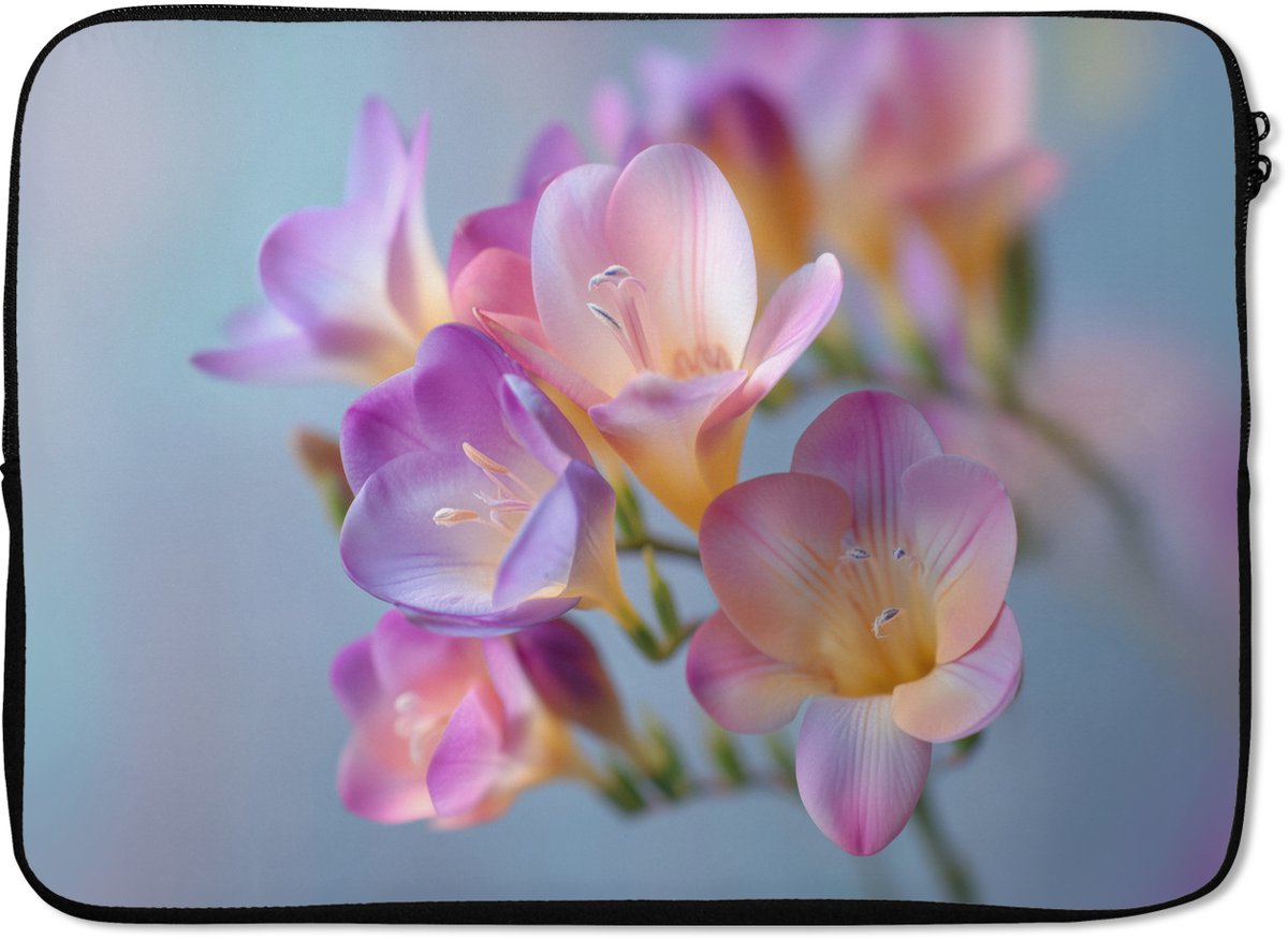 Laptophoes 13 inch - Bloemen - Paars - Overloop - Meeldraden - Laptop sleeve - Binnenmaat 32x22,5 cm - Zwarte achterkant