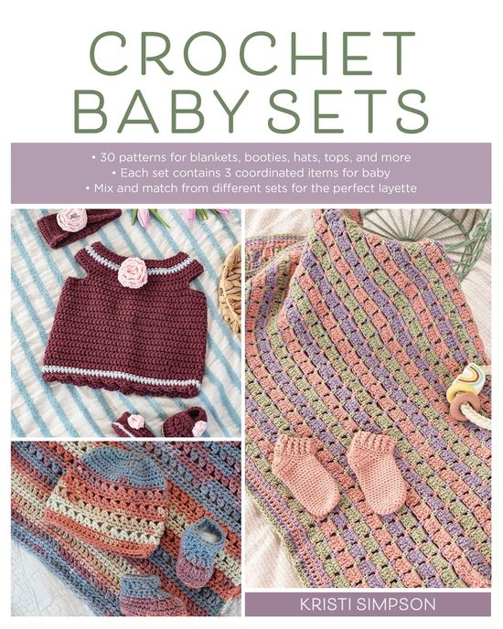 Negen gehaakte babykledingstukken in zachte pasteltinten: vestjes, mutsjes, sokjes, dekentjes en een hoofdband, met bloemendecoraties.