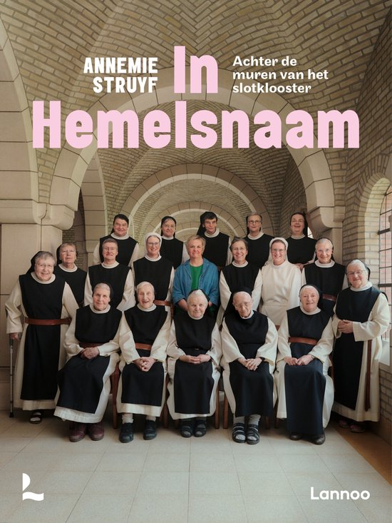 Livre 'In Hemelsnaam' avec Annemie Struyf, avec un groupe de nonnes dans un couloir arqué.