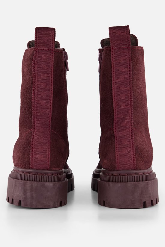 Arrière de deux bottines à lacets en suède bordeaux avec boucles et semelles épaisses.