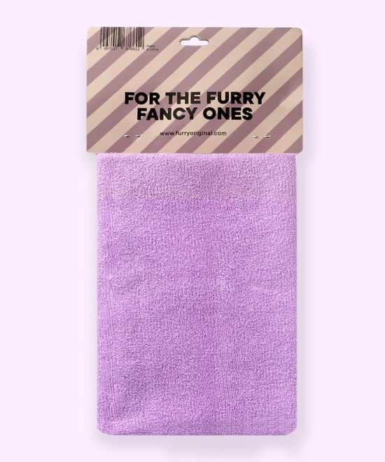Lila paarse handdoek met "FOR THE FURRY FANCY ONES" tekst op de verpakking.