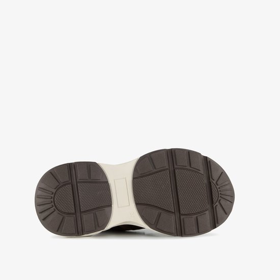 Onderkant van een bruine sneaker met een crèmekleurige en bruine zool.