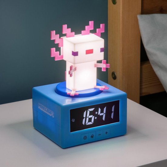 Verlichte blauwe Minecraft wekker met roze axolotl. Het digitale scherm toont 16:41.