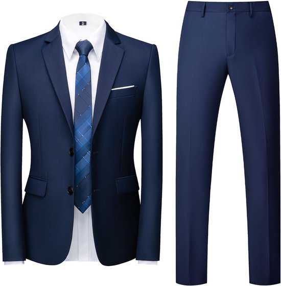 Donkerblauw slimfit kostuum met twee knopen jasje en broek, wit overhemd en blauw geruite das.