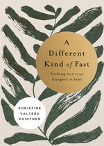 Boekomslag met gouden cirkel met tekst 'A Different Kind of Fast, feeding our true hungers in lent' en de naam van de auteur, Christine Valters Paintner, op een crème achtergrond met groene bladeren.