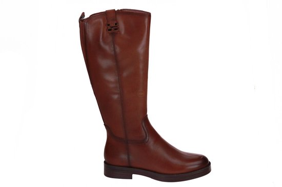Bruine leren laars met een lage hak en decoratieve gesp bovenop.