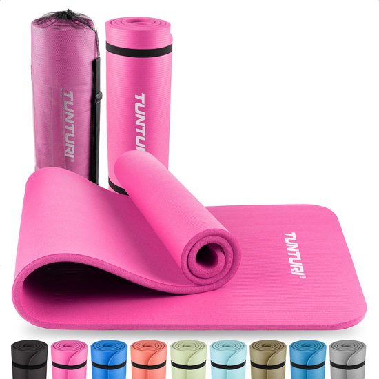 Roze yogamat opgerold en uitgerold, met draagtas. De mat is 180x60x1.5cm. Verschillende kleuren op een rij.
