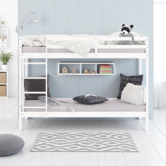 Wit stapelbed met sterren dekbedovertrek, kussens en wanddecoratie