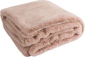 Lichtroze pluizige plaid, gevouwen. De binnenkant is beige.