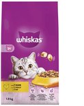 Paarse Whiskas 7+ zak met kip, met een grijze cyperse kat, een voerbak en wortel.