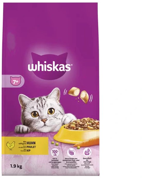 Paarse Whiskas 7+ zak met kip, met een grijze cyperse kat, een voerbak en wortel.