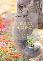 Boek 'Het temmen van de olifant' van Aowa Joy, deel twee uit de serie 'Het verhaal van duizend levens'. Close-up van een olifant met bloemen.