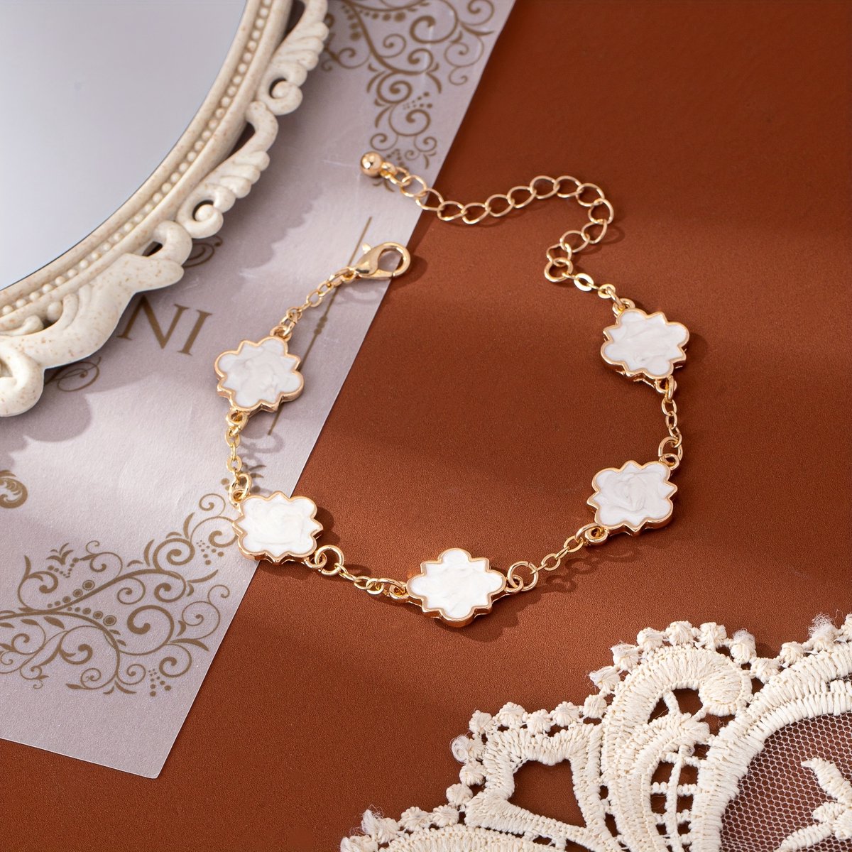 Sjika - Gold plated armband met witte klaver schakels – Luxe damesarmband – Elegante parelglans look – Perfect cadeau voor haar