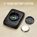 Achterkant van een zwarte Sigma fietscomputer, met de batterijruimte open. Een knop, batterij en deksel liggen ernaast. '2+ YEARS BATTERY LIFETIME' staat bovenaan.