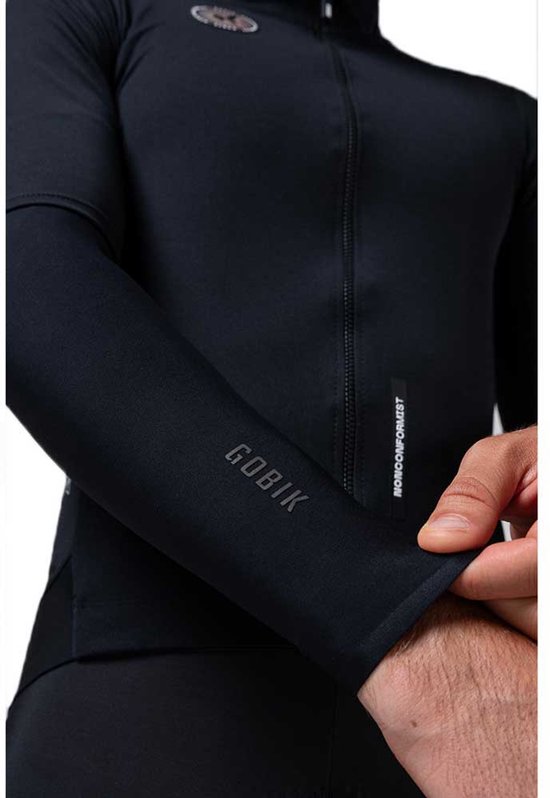 Zwarte armstukken met GOBIK-logo op de mouw en een klein logo op de borst.