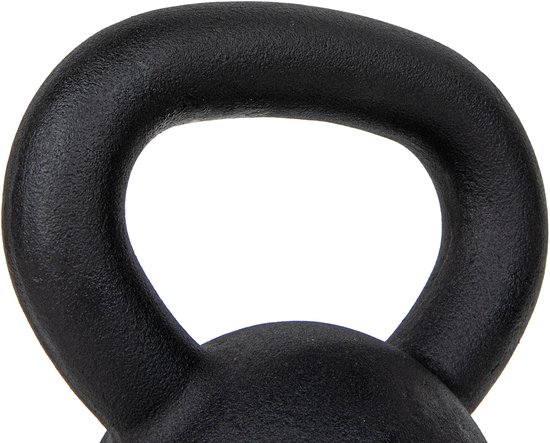 Close-up van de brede, matzwarte handgreep van een gietijzeren kettlebell.