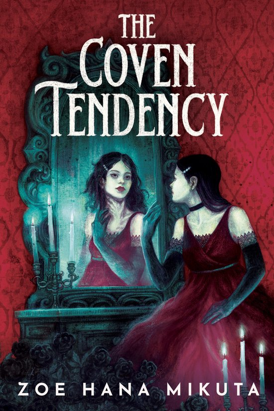 Boekomslag met de titel 'The Coven Tendency'. Een meisje met donker haar in een rode jurk kijkt in een antieke spiegel. Kaarsen branden.