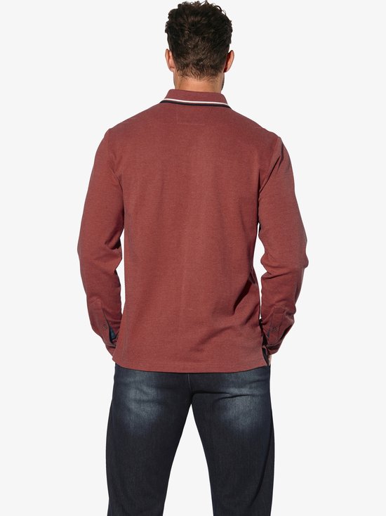 Achterkant man met rood langarm polo shirt met 'Free Spirit' borduring en denim zakje, gedragen met jeans.