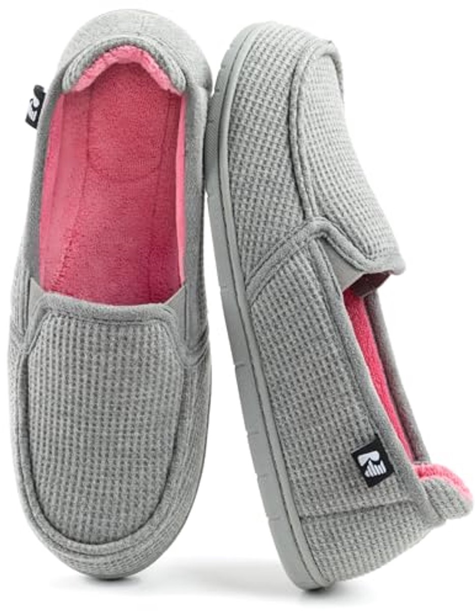 Tweekleurige instappers met capuchon voor dames Comfortabele pantoffels met uitneembare binnenzool