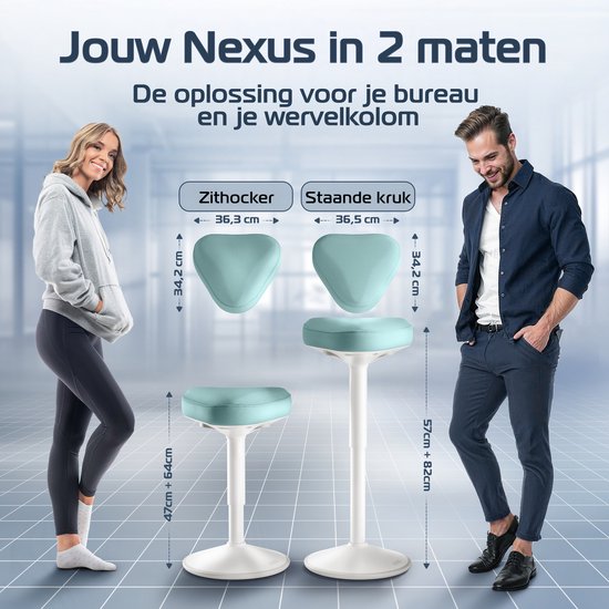Een man en vrouw staan naast twee zitkrukken, de ene lager dan de ander, in de kleur munt.