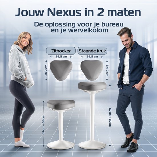 Een man en een vrouw naast een witte, ergonomische zadelkruk met grijze zitting, zithoogte 57-82cm.