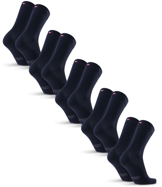 Een rij van zeven donkerblauwe sokken met de tekst 'Danish Endurance'.
